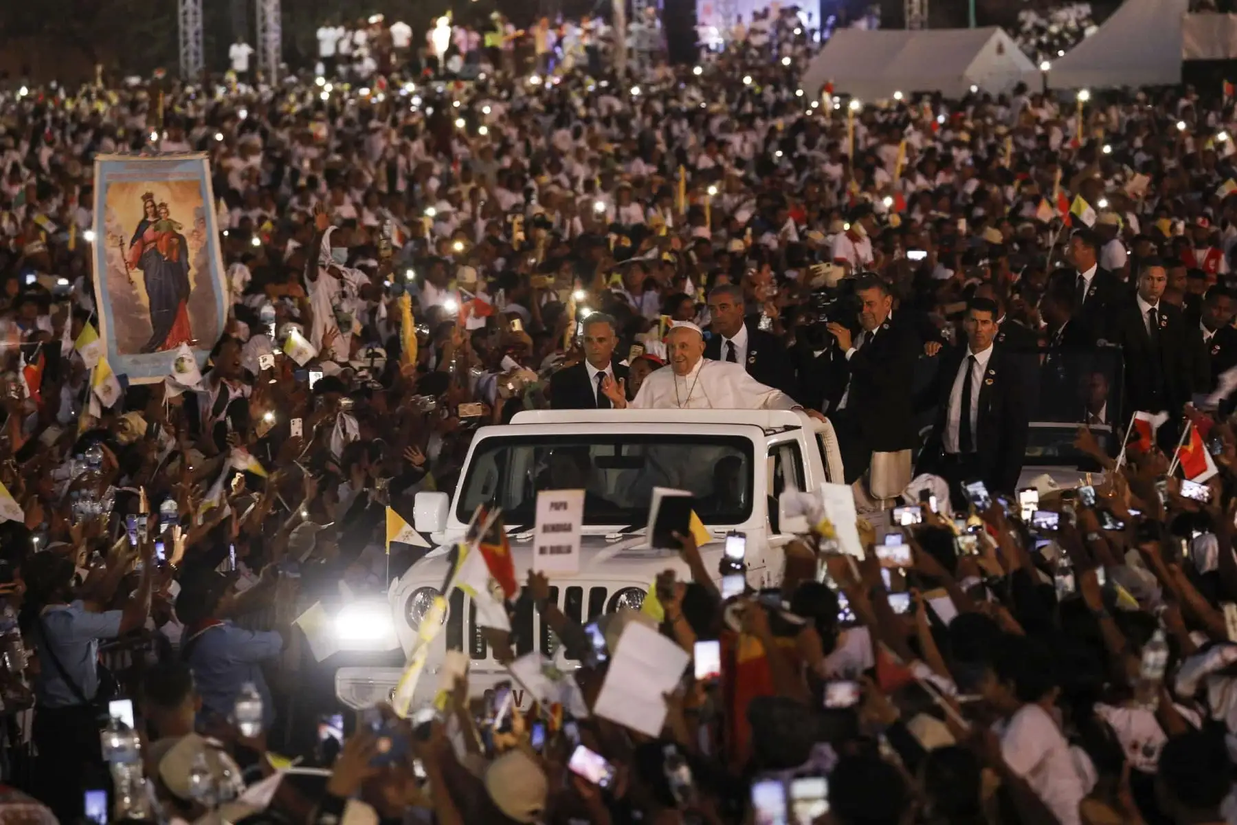 El papa continuó su homilía pidiendo a los fieles de uno de los países más pobres del mundo: "Queridos hermanos y hermanas, no tengamos miedo de hacernos pequeños ante Dios y los unos frente a los otros; de perder nuestra vida, de dar nuestro tiempo (...) para la acogida a los demás". Foto: EFE