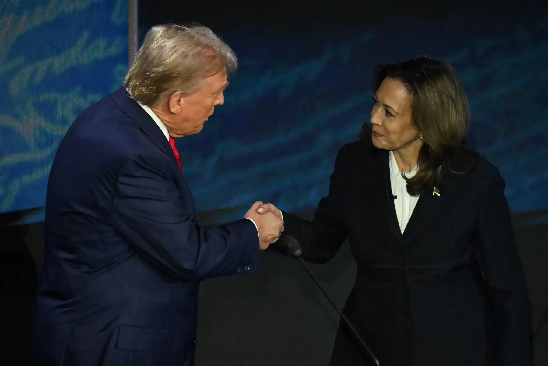 Con un apretón de manos y una presentación formal arrancó este martes el primer debate entre los dos candidatos a la presidencia de Estados Unidos, Kamala Harris y Donald Trump, quienes discutieron durante noventa minutos sobre sus principales propuestas para llegar a la Casa Blanca. Foto: AFP