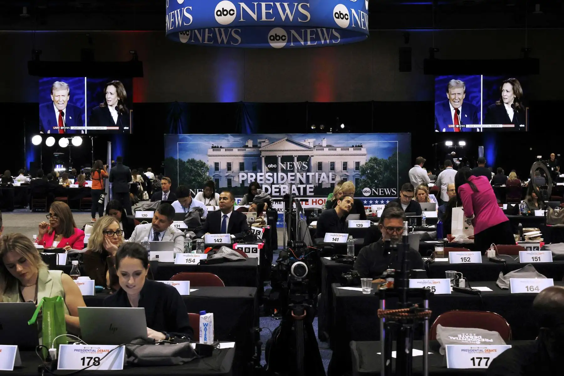 Pese a que la campaña de Harris ha querido marcar una gran diferencia con la de Clinton intentando no destacar el hecho de que la demócrata sea mujer, en el debate muchas miradas estarán centradas en cómo Trump trata a Harris, observando si le grita o usa su gran tamaño (1,90 metros) para intentar intimidarla. Foto: AFP