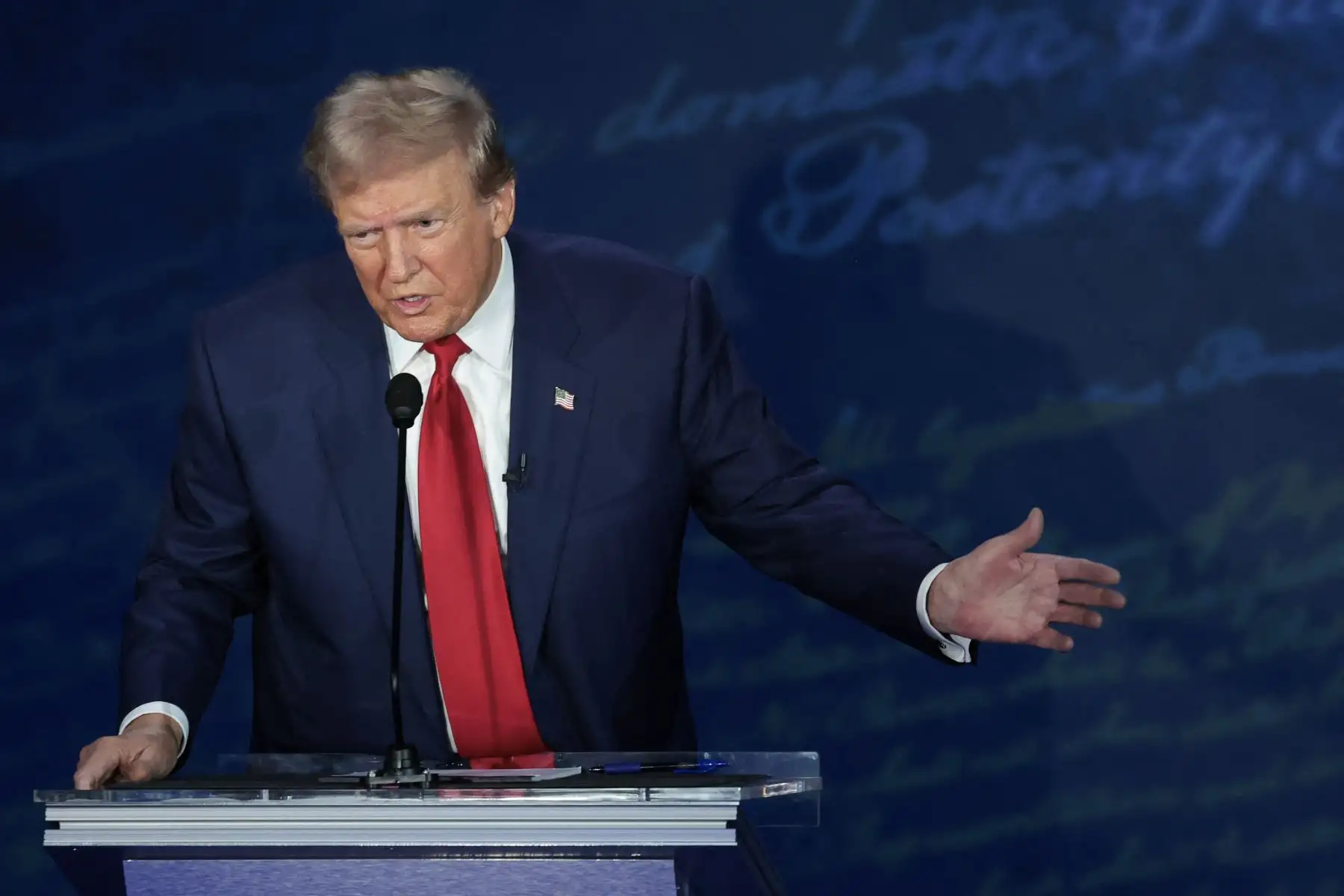 Harris es la primera en tomar la palabra. Tendrá dos minutos para responder, Trump le seguirá con otros dos minutos y luego habrá un minuto adicional para hacer seguimiento. Foto: AFP