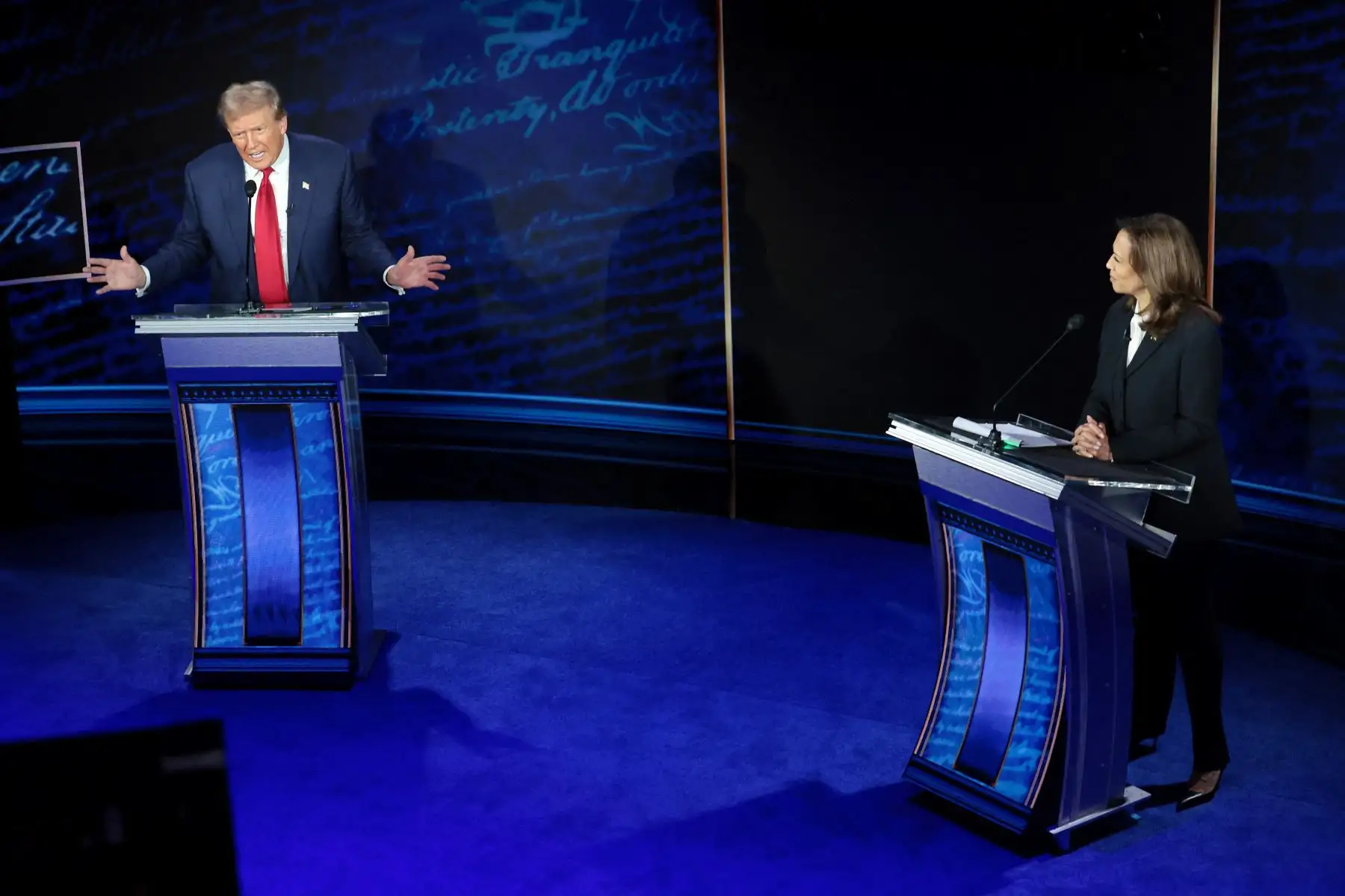 Tal y como sucedió en el cara a cara entre Trump y el presidente, Joe Biden, los micrófonos de quien no tiene el turno de palabra estarán silenciados y los presentadores no tendrán la oportunidad de refutar a los candidatos. Foto: AFP