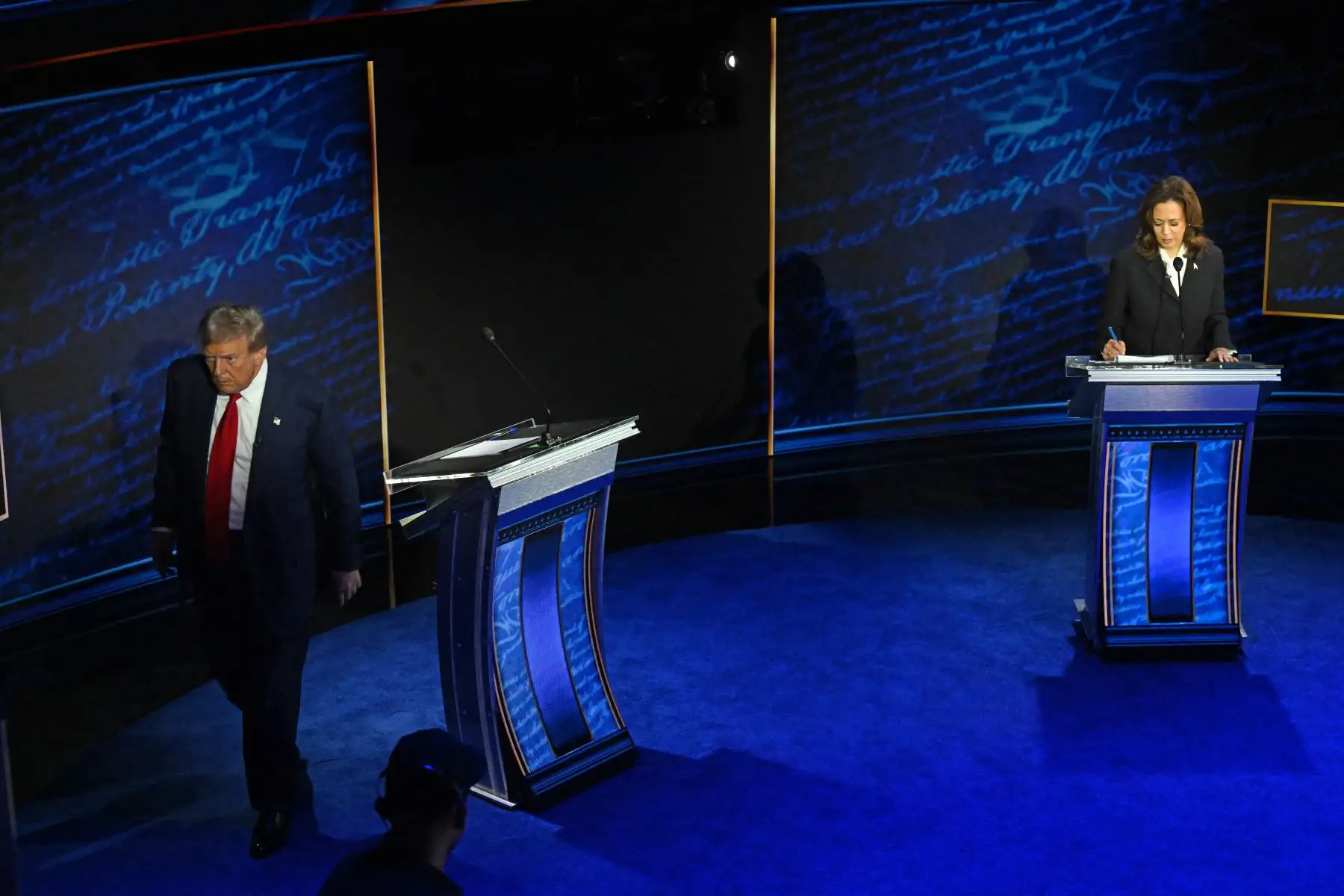 Trump aterrizó este martes por la tarde, unas tres horas antes del debate, en Filadelfia, mientras que Harris llegó ayer. La demócrata lleva desde el jueves pasado en el estado de Pensilvania, encerrada con su equipo preparando una de las citas más importantes de su carrera. Foto: AFP