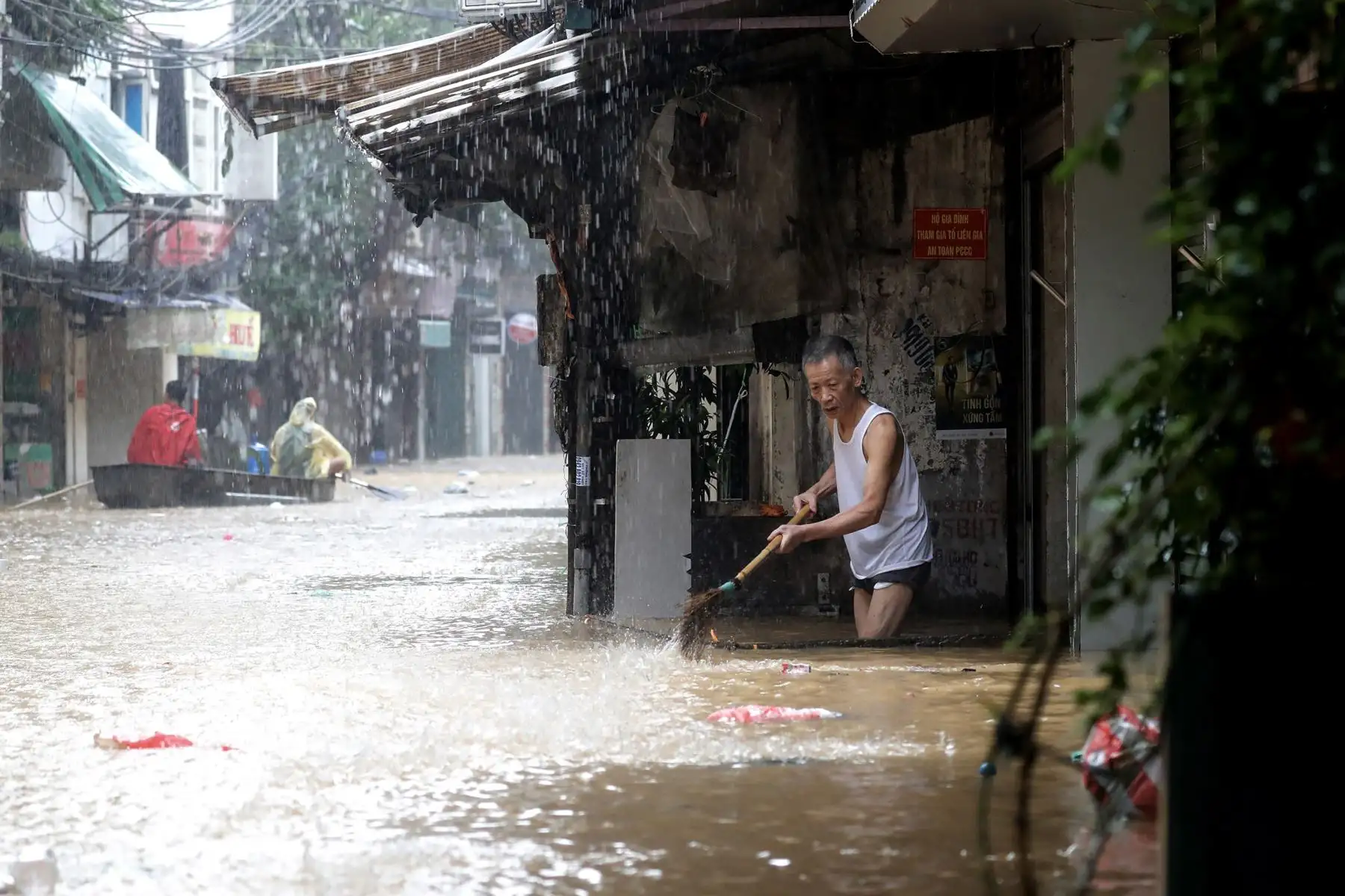 Un hombre barre las aguas de la inundación fuera de su casa en Hanoi, Vietnam, el 11 de septiembre de 2024. Foto: EFE