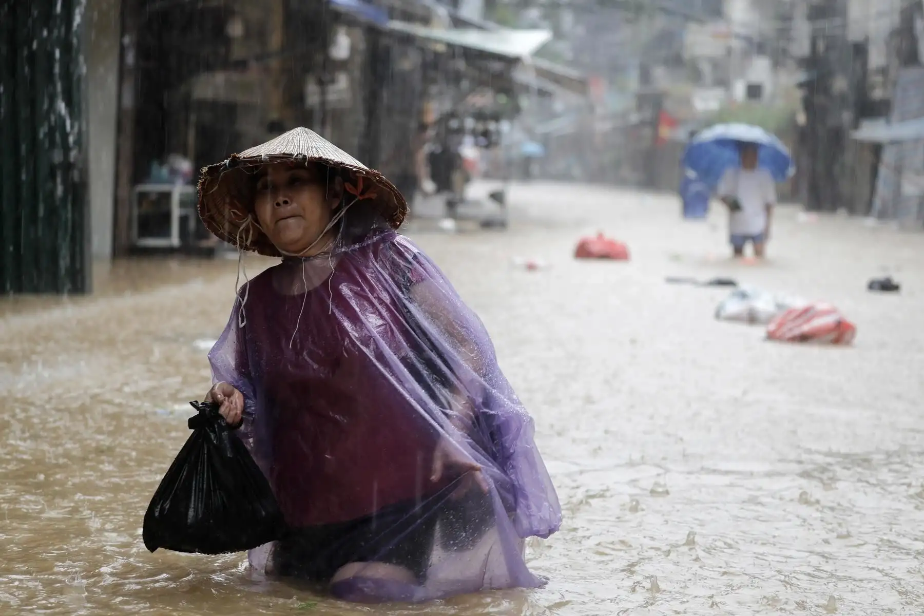 El río Rojo se desborda y causa graves inundaciones en Hanoi tras el tifón Yag. Foto: EFE