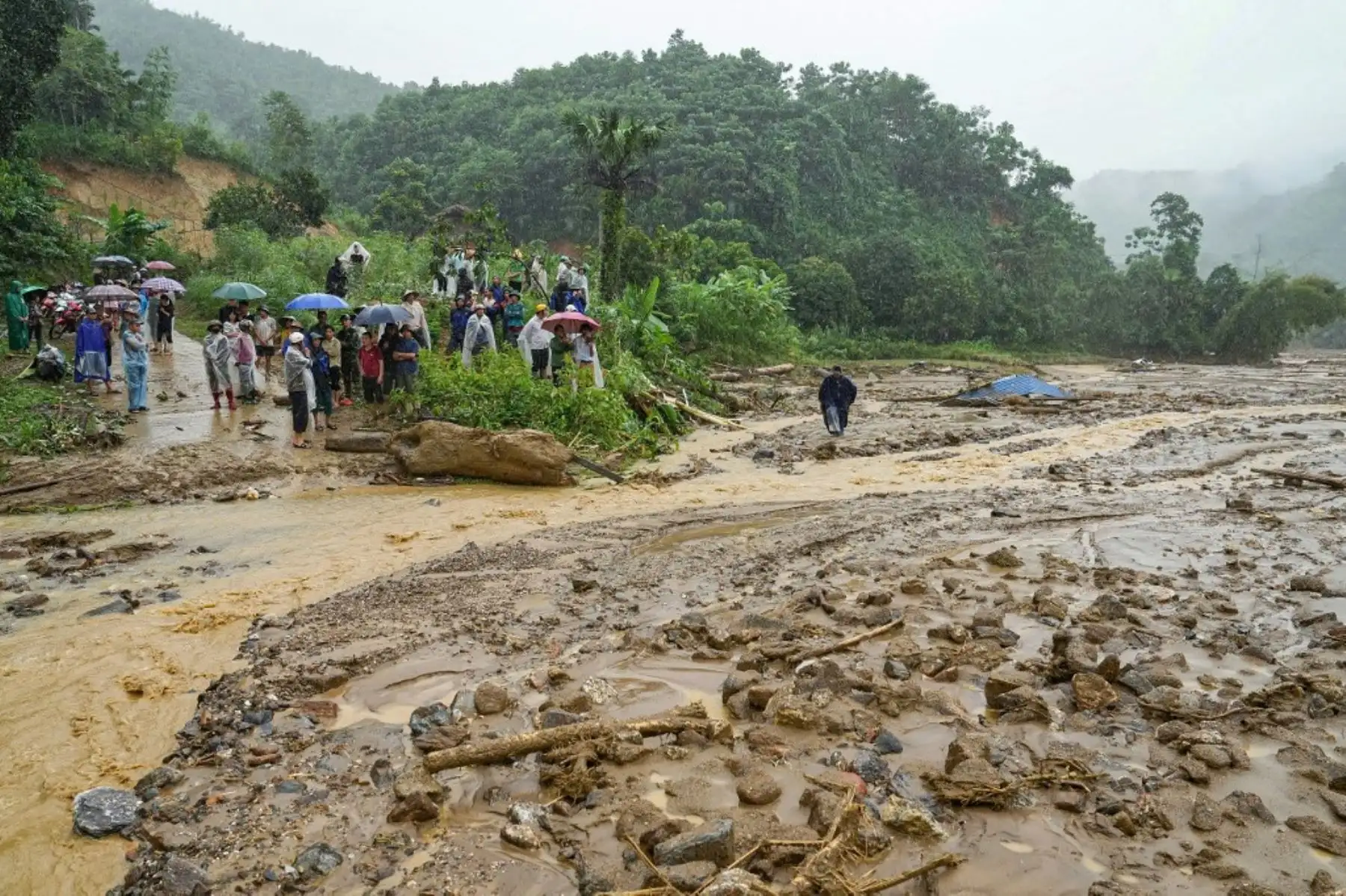 Los residentes inspeccionan el lugar después de que un deslizamiento de tierra envolviera la remota aldea montañosa de Lang Nu, en la provincia de Lao Cai,  tras el paso del tifón Yagi por el norte de Vietnam. Foto: AFP