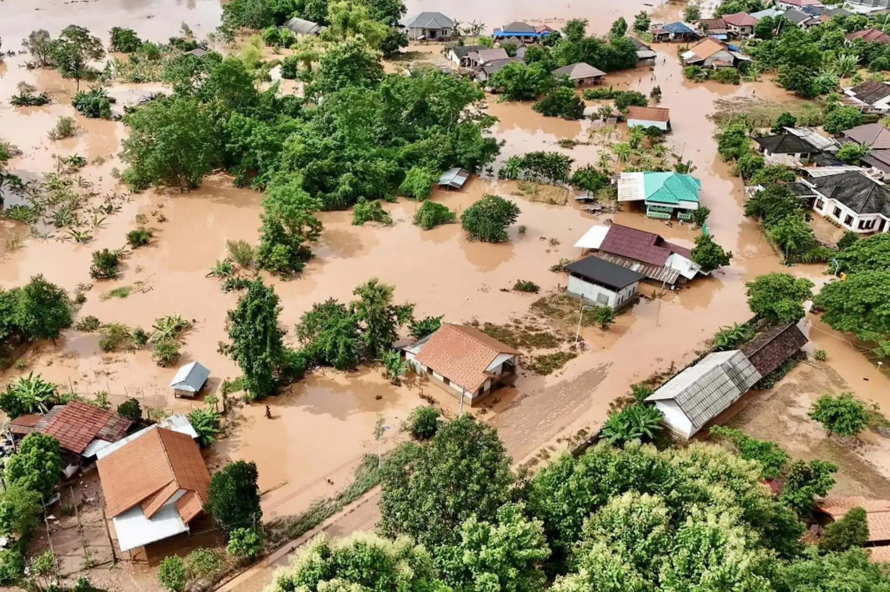 Vista aérea de las aguas de la inundación que rodea las casas en la provincia de Luang Namtha, tras las fuertes lluvias del tifón Yagi. Foto: AFP