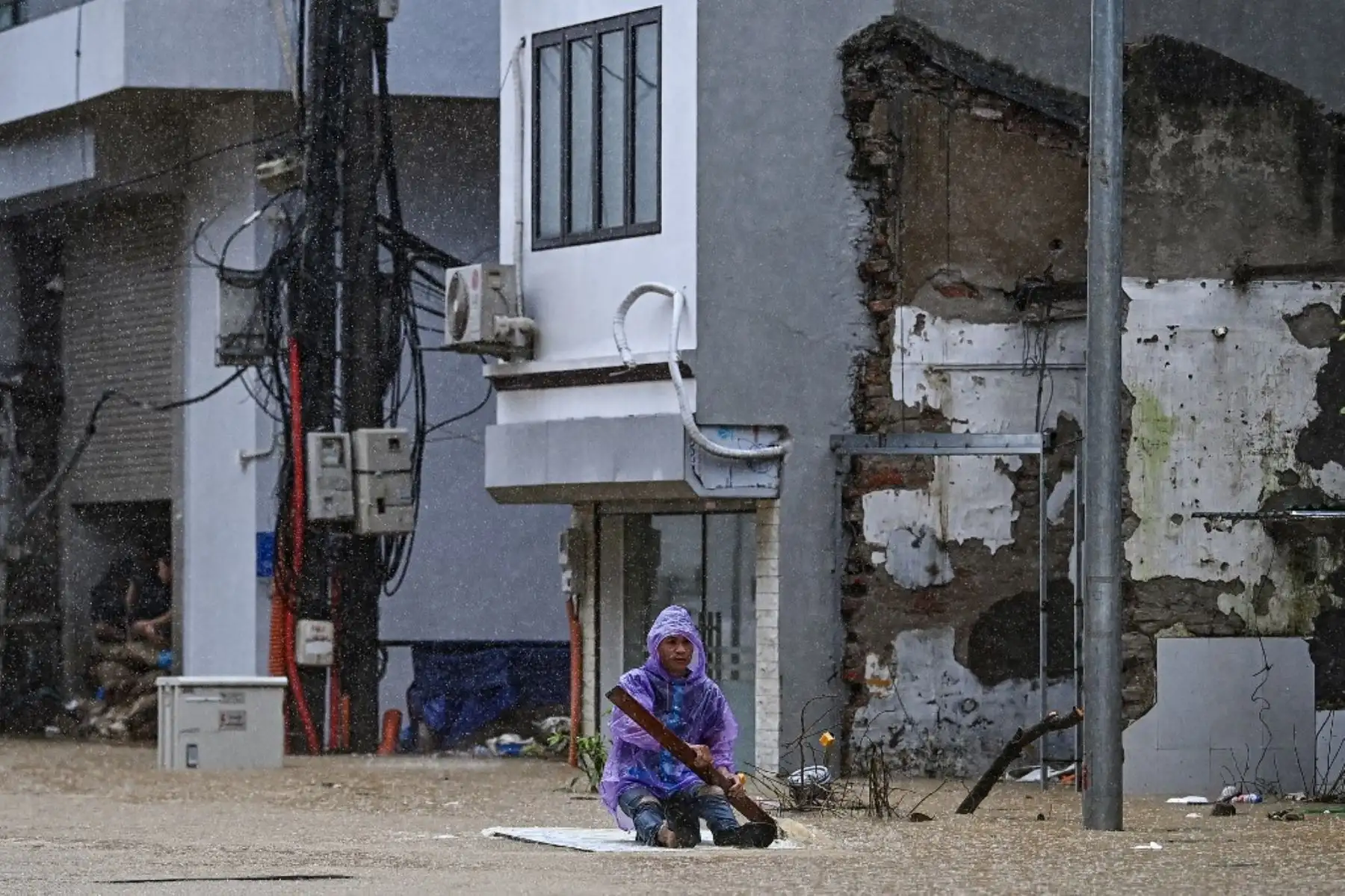 Un hombre se sienta en un bote improvisado a lo largo de una calle inundada en Hanoi tras el paso del tifón Yagi por el norte de Vietnam. Foto: AFP