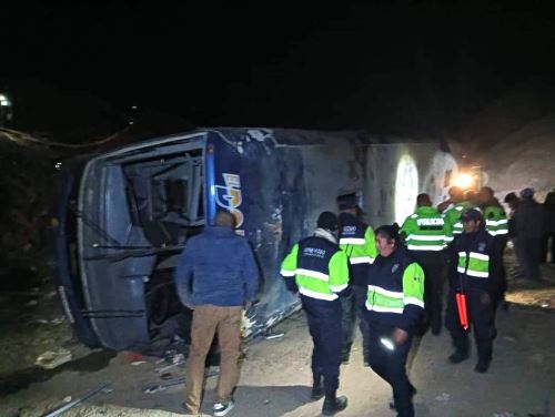 Tres muertos y 22 heridos deja el despiste y volcadura de un bus interprovincial en Piura. El accidente se registró en el distrito de Los Órganos, provincia de Talara. Foto: Facebook