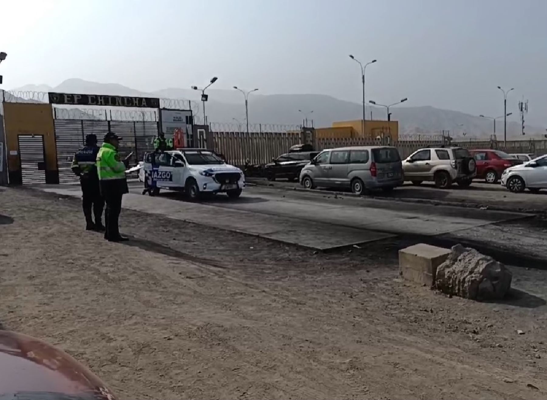 Un muerto y un herido dejó esta mañana un ataque armado contra trabajadores penitenciarios en los exteriores del penal de Chincha, en Ica.