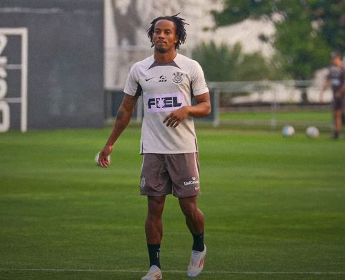 André Carrillo ya entrena con el Corinthians