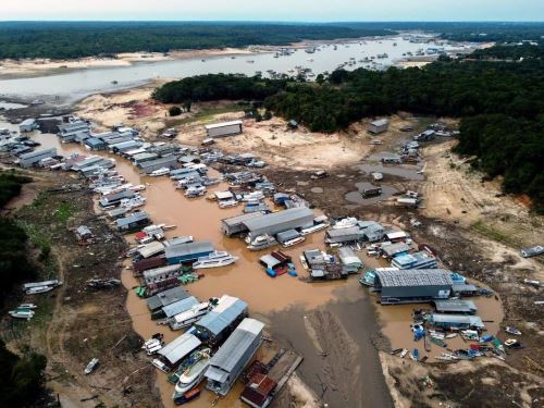 El río Amazonas registra un bajo nivel histórico y esto genera dificultades en el transporte fluvial. Por ello el Gobierno Regional de Loreto solicitará al Ejecutivo que se declare en emergencia a la región. ANDINA/Difusión