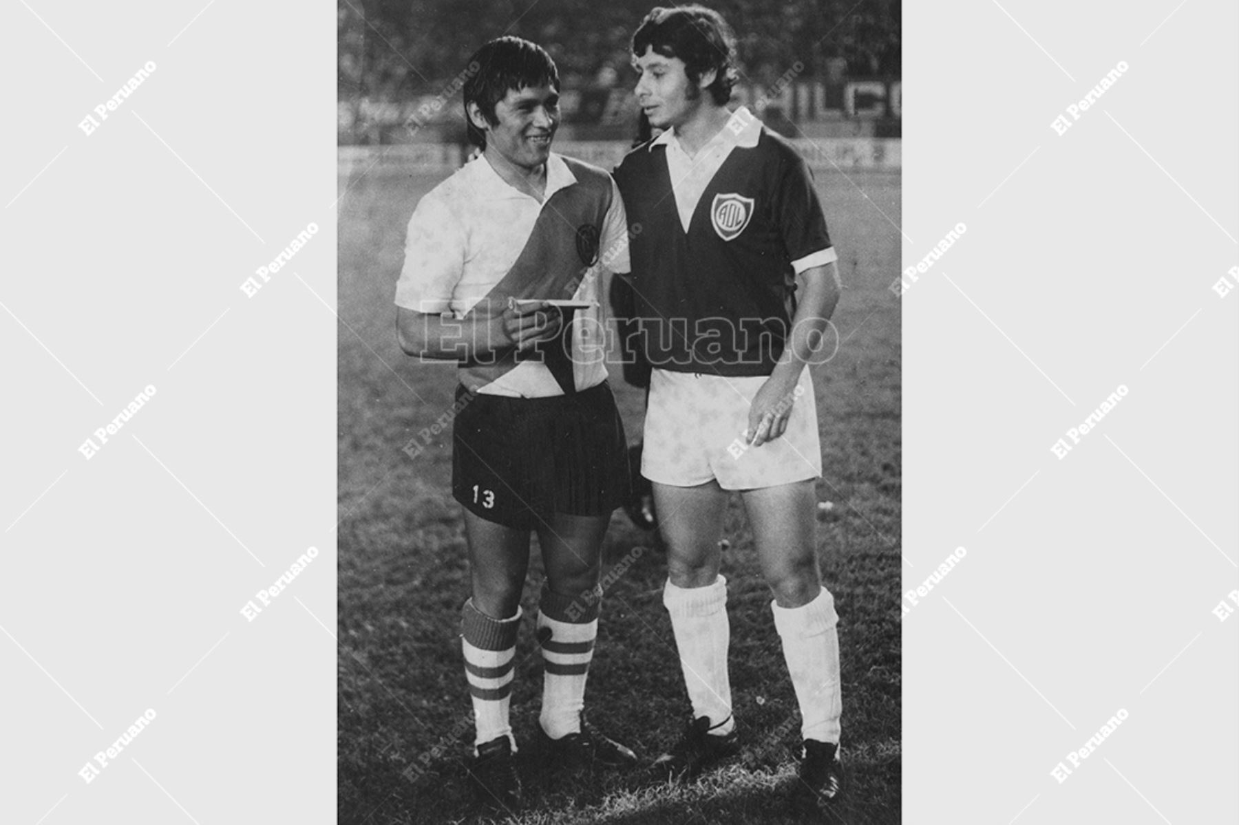 Lima - 1971 / Mundialistas Hugo Sotil y Roberto Chale antes de un partido entre Deportivo Municipal y Defensor Lima. Foto: Archivo Histórico de El Peruano