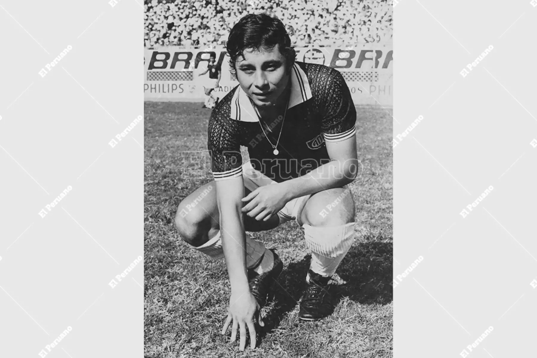 Lima - 1972 / Roberto Chale con la divisa del club Defensor Lima posa para los fotógrafos antes de un partido en el Estadio Nacional. Foto: Archivo Histórico de El Peruano