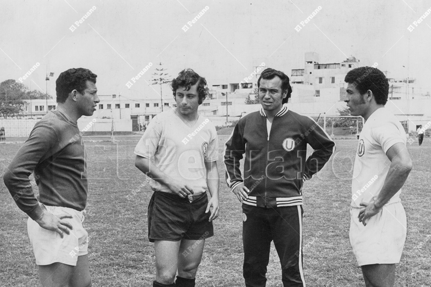 Lima - 1974 / Roberto Chale, volante del Sport Boys, conversa con Luis Cruzado y Héctor Chumpitaz de Universitario de Deportes. Foto: Archivo Histórico de El Peruano