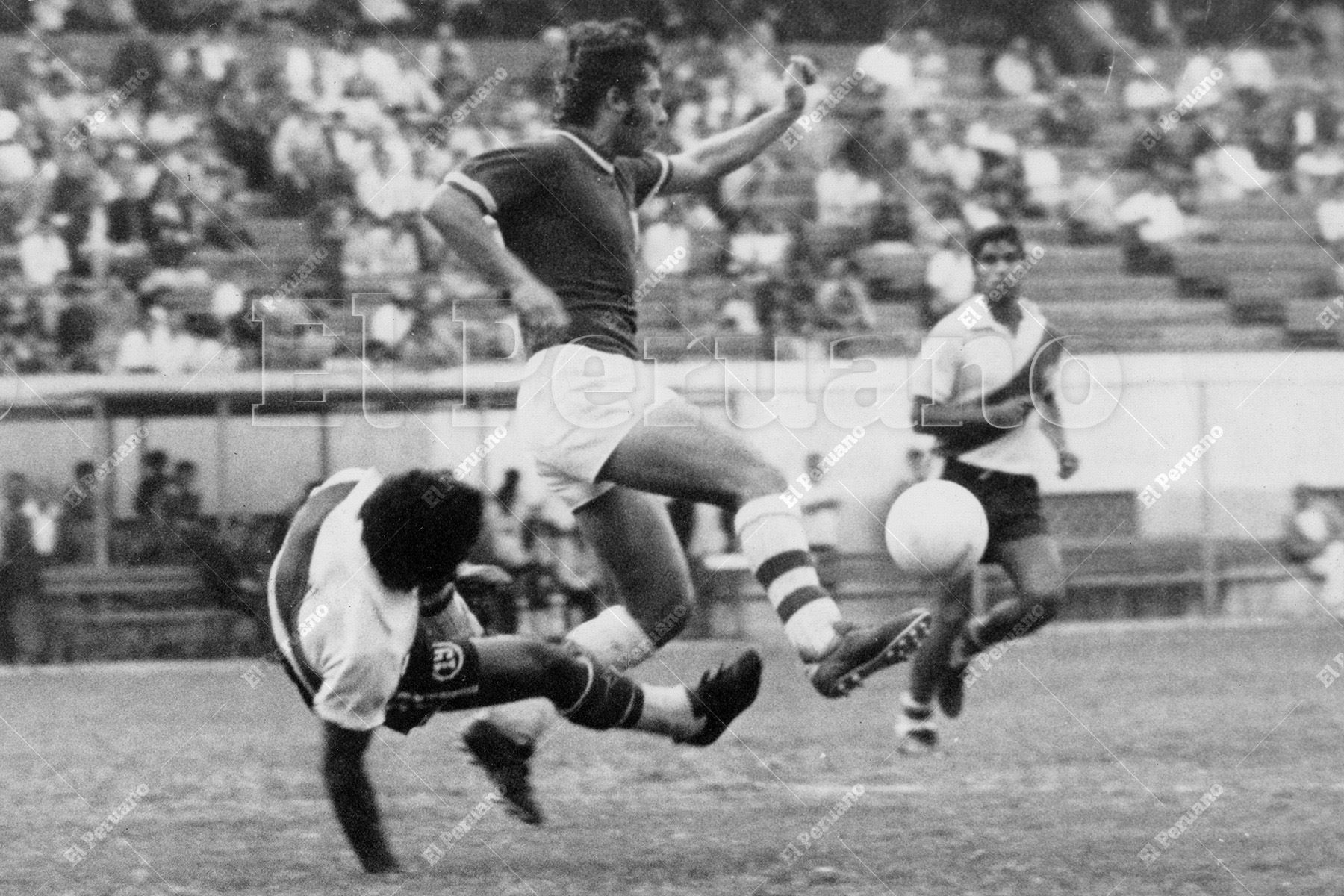 Lima - 21 noviembre 1976 / Roberto Chale supera la marca rival en el partido entre Sporting Cristal y Deportivo Municipal por el Torneo Descentralizado. Foto: Archivo Histórico de El Peruano