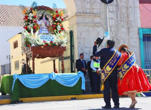 Con una gran celebración folclórica la ciudad de Ilave inició las actividades por la Festividad de San Miguel Arcángel, patrono de la capital de la provincia de El Collao, región Puno. ANDINA/Difusión