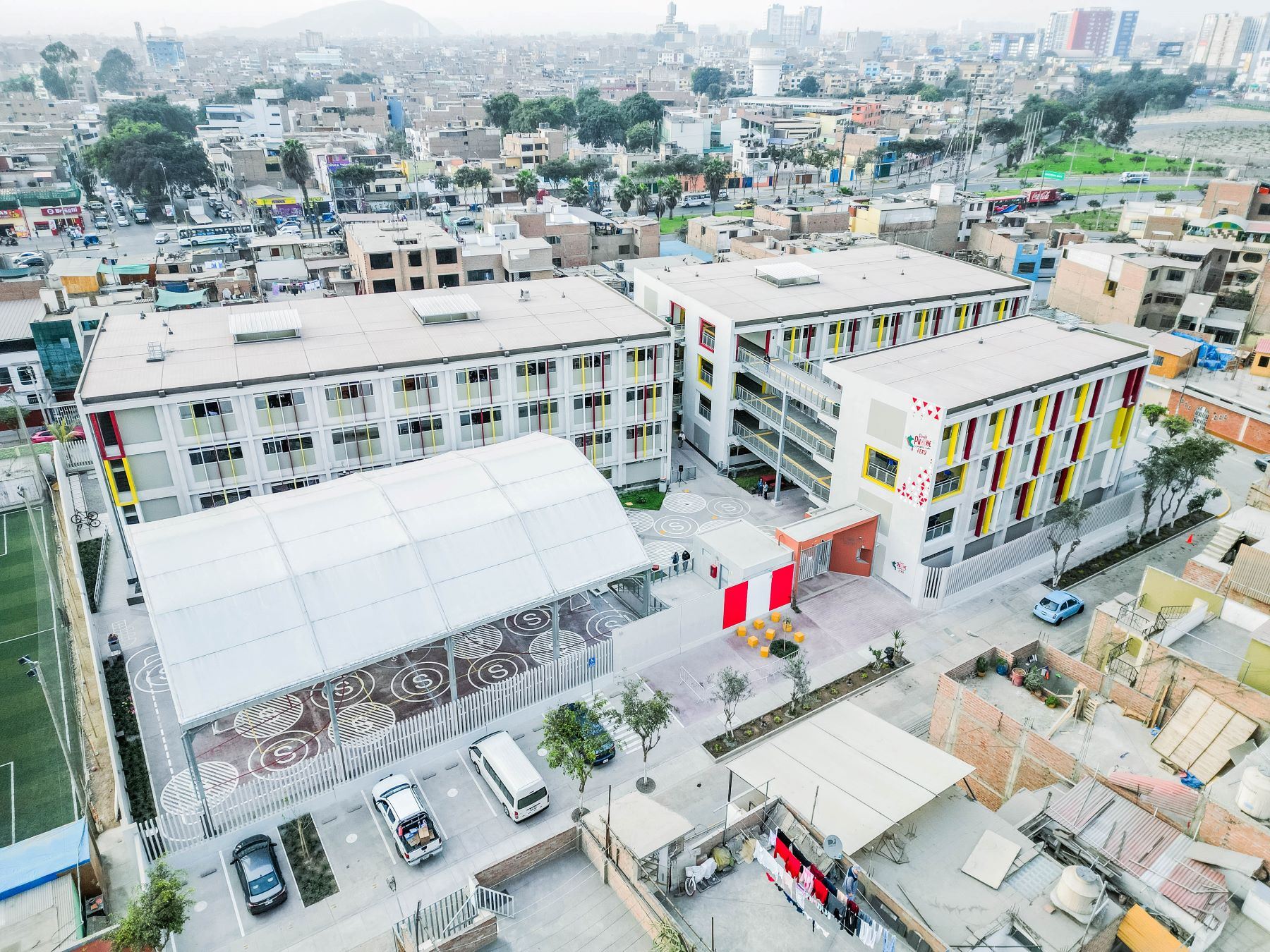 IE Perú-Canadá, que ahora tendrá un moderno local para 1,800 alumnos, comenzó a funcionar hace 47 años en la casa de una vecina. Foto: Minedu.