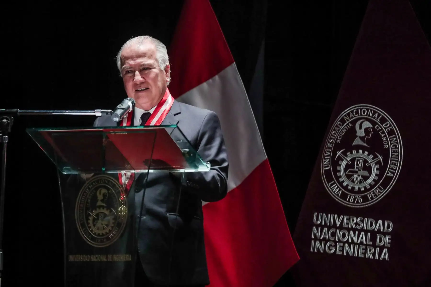 Rector de la Universidad Nacional de Ingeniería, Dr. Alfonso López Chau, brinda palabras de honor a los nuevos alumnos de la casa de estudios. Foto: ANDINA/ Connie Calderon