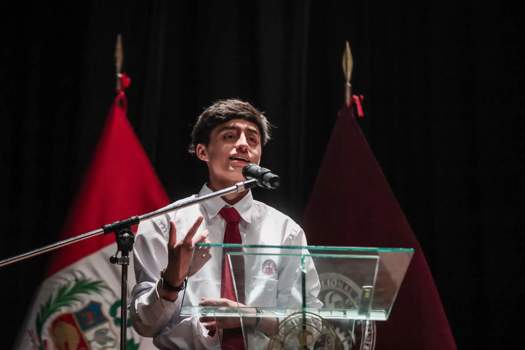 Diego Díaz García, de la especialidad de Ingeniería Mecánica-Eléctrica, primer puesto del Cómputo General del examen de admisión 2024-2 de la UNI, brinda unas palabras durante la ceremonia de bienvenida a los cachimbos que alcanzaron los primeros puestos. Foto: ANDINA/ Connie Calderon