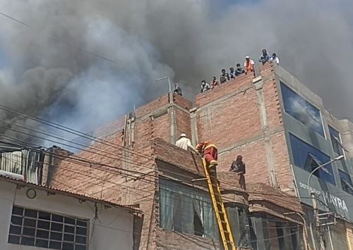 Un incendio urbano de grandes proporciones arrasó con tres viviendas en la ciudad de Juliaca. Los bomberos afirman que conexiones eléctricas clandestinas serían la causa del siniestro. ANDINA/Difusión