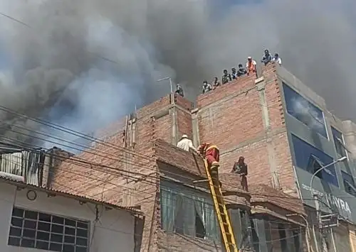 Un incendio urbano de grandes proporciones arrasó con tres viviendas en la ciudad de Juliaca. Los bomberos afirman que conexiones eléctricas clandestinas serían la causa del siniestro. ANDINA/Difusión