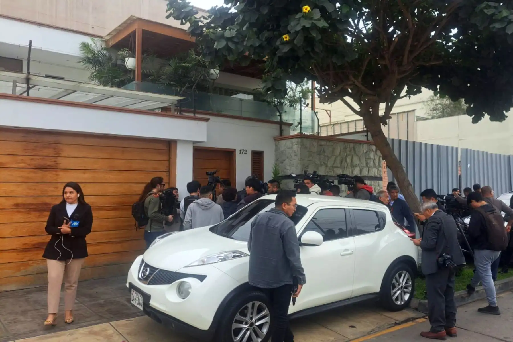 Exteriores de la la vivienda de la lideresa de Fuerza Popular, Keiko Fujimori, en donde se encuentran los restos del expresidente de la República, Alberto Fujimori, quien falleció recientemente a los 86 años de edad. Foto: ANDINA/Héctor Vinces
