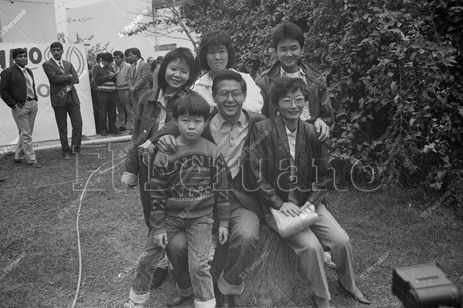 Lima - 17 junio 1990 / El presidente electo Alberto Fujimori Fujimori junto a su esposa Susana Higuchi y sus hijos Keiko, Hiro, Sachi y Kenji Fujimori Higuchi. Foto: Archivo Histórico de El Peruano / Rómulo Luján