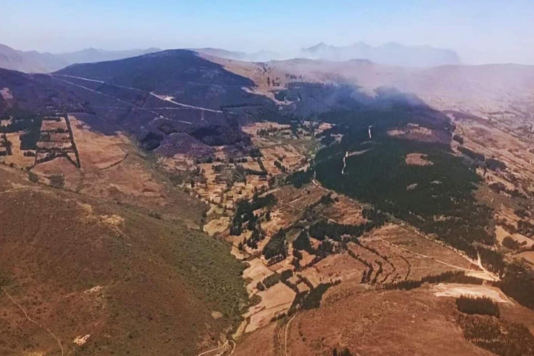 El sobrevuelo en el distrito lambayecano de Incahuasi permitió constatar los daños ocasionados por incendio forestal. Foto: ANDINA/Difusión