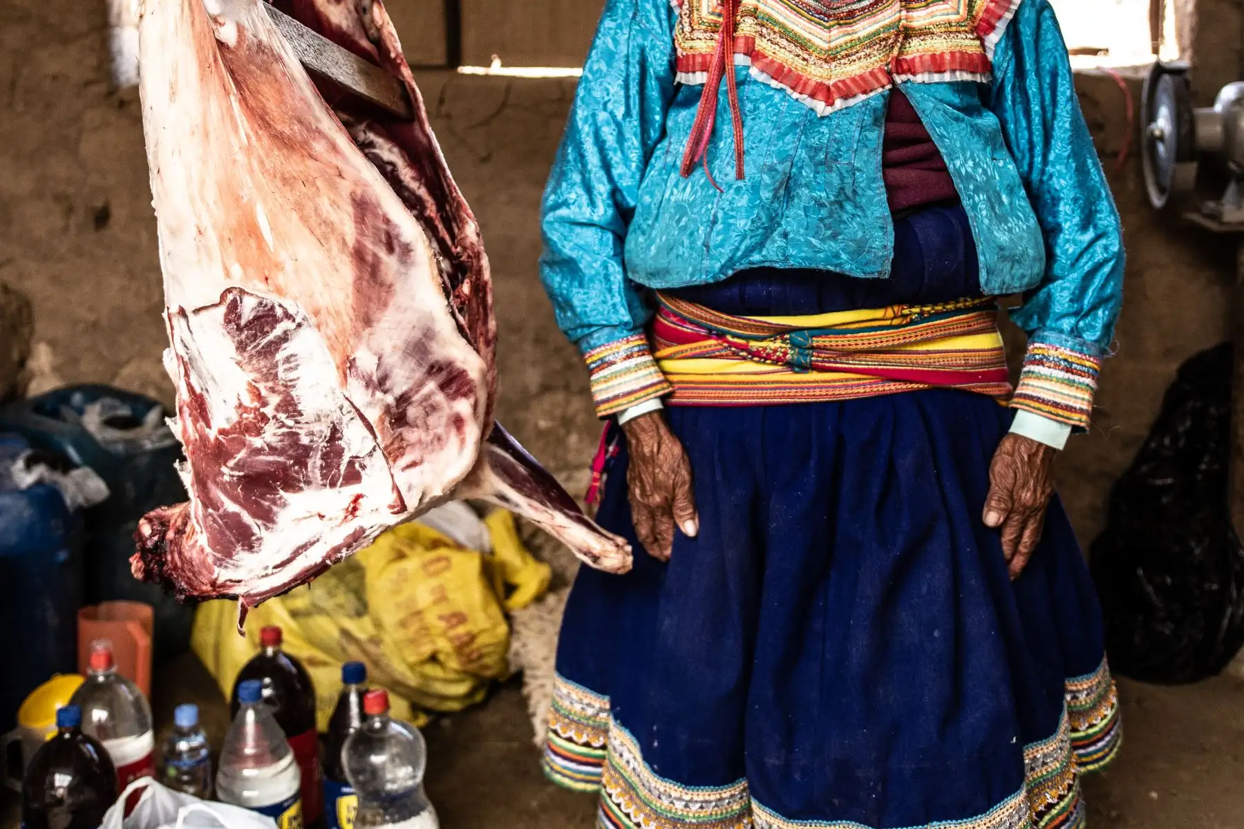 Ritos y tradiciones de un pueblo llamado Ispacas, en Arequipa. Un lugar pequeño, en donde varias parejas de la zona se casan de forma particular durante casi siete días, y que de alguna manera simboliza la idea abstracta que el hombre ha creado para poder tener nexo con cierta trascendencia: el amor. Foto: Cortesía: Edson Canaza
