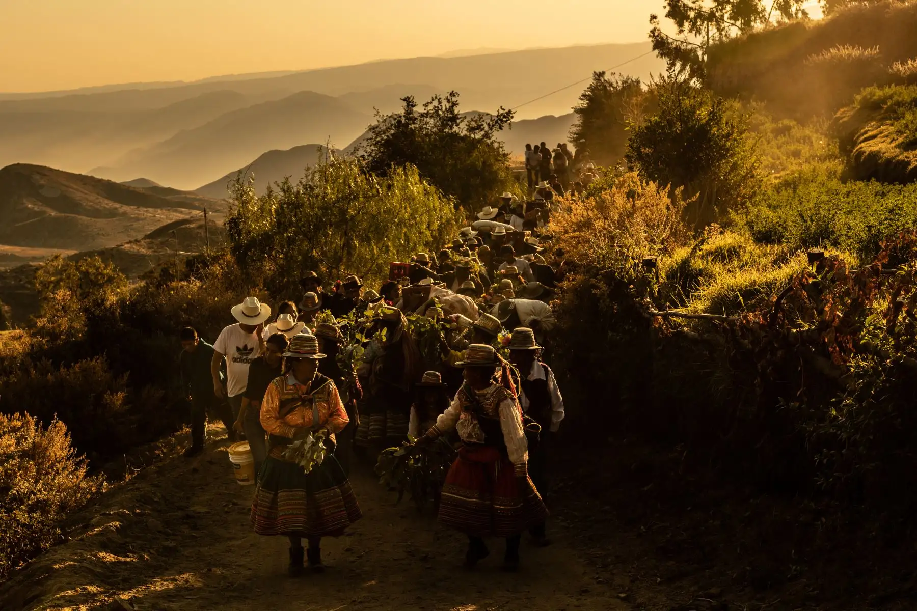 Ritos y tradiciones de un pueblo llamado Ispacas, en Arequipa. Un lugar pequeño, en donde varias parejas de la zona se casan de forma particular durante casi siete días, y que de alguna manera simboliza la idea abstracta que el hombre ha creado para poder tener nexo con cierta trascendencia: el amor. Foto: Cortesía: Edson Canaza