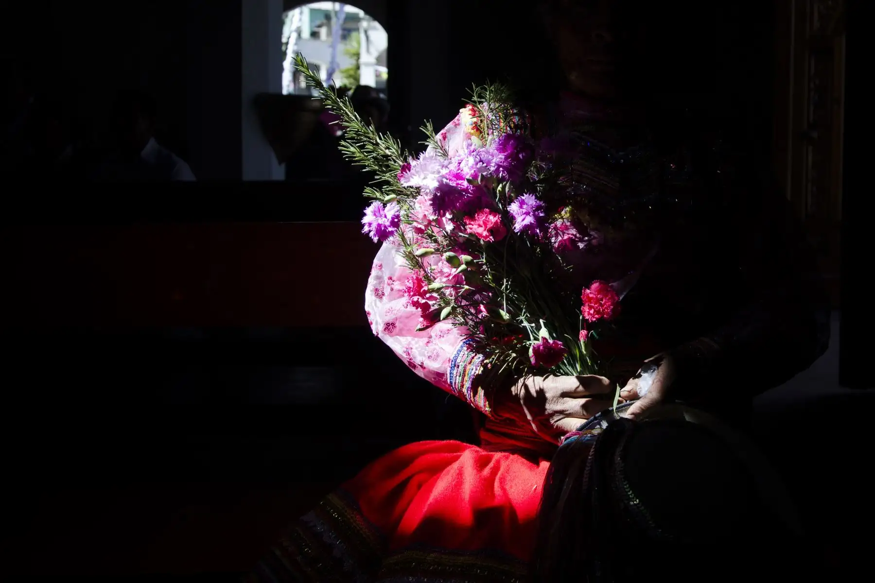 Ritos y tradiciones de un pueblo llamado Ispacas, en Arequipa. Un lugar pequeño, en donde varias parejas de la zona se casan de forma particular durante casi siete días, y que de alguna manera simboliza la idea abstracta que el hombre ha creado para poder tener nexo con cierta trascendencia: el amor. Foto: Cortesía: Edson Canaza