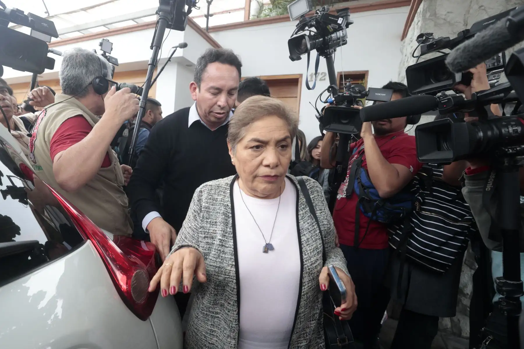 La excongresita Luz Salgado llega a la vivienda de la lideresa de Fuerza Popular, Keiko Fujimori, en donde se encuentran los restos del expresidente de la República, Alberto Fujimori, quien falleció recientemente a los 86 años de edad. Foto: ANDINA/Vidal Tarqui