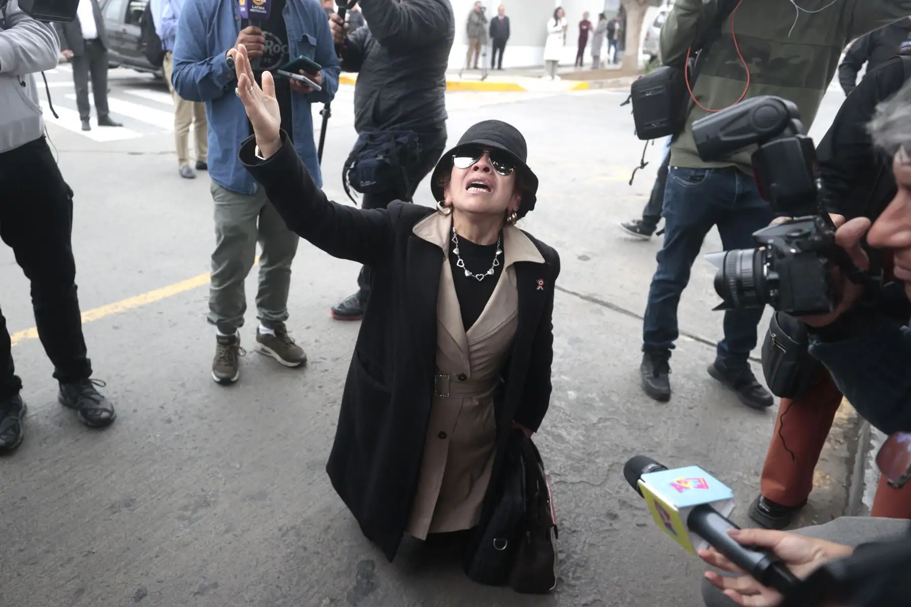 Simpatizante del fujimorismo desde los exteriores de la vivienda de la lideresa de Fuerza Popular, Keiko Fujimori, en donde se encuentran los restos del expresidente de la República, Alberto Fujimori, quien falleció recientemente a los 86 años de edad. Foto: ANDINA/Vidal Tarqui