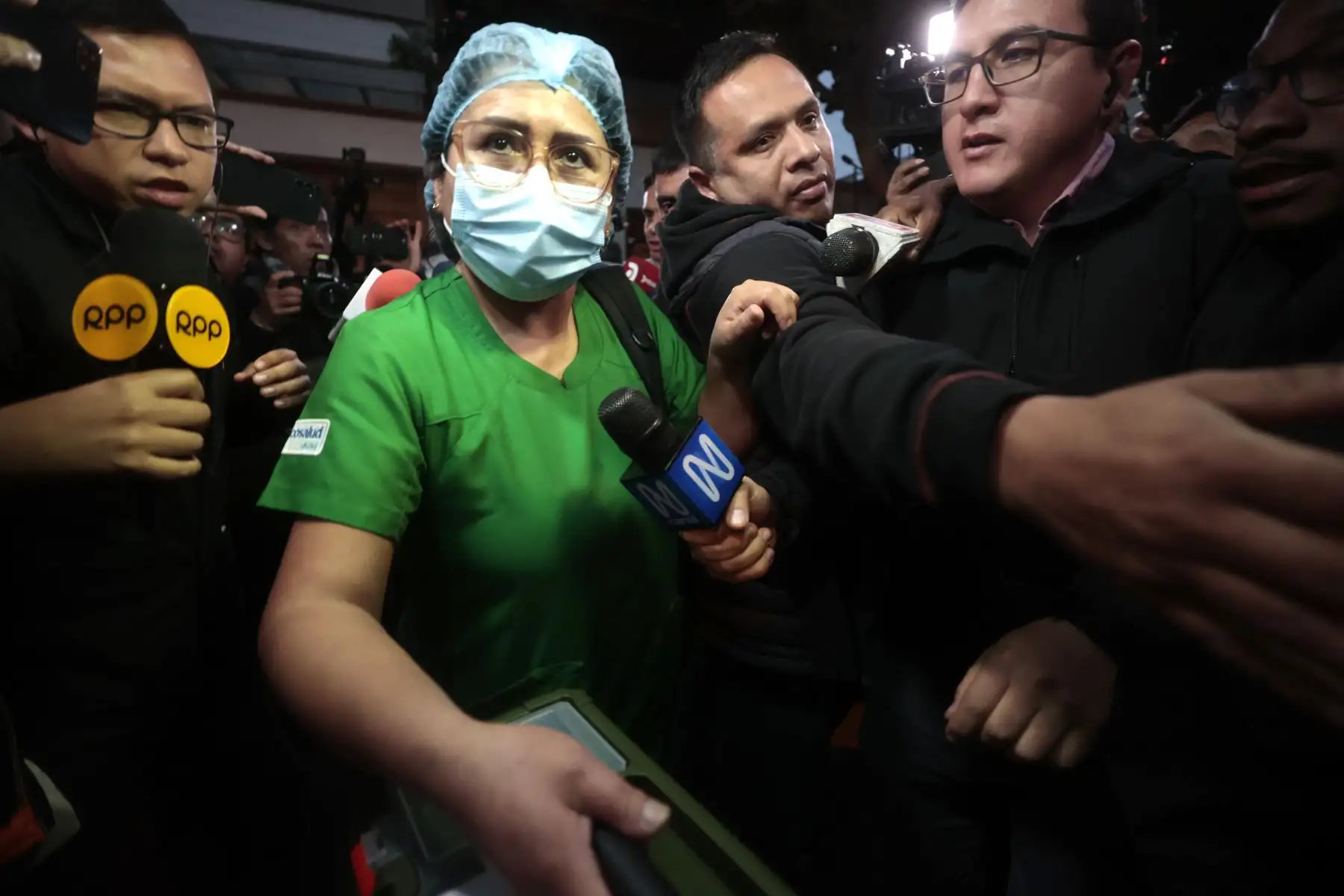 Enfermera se retira de la vivienda de la lideresa de Fuerza Popular, Keiko Fujimori, en donde se encuentran los restos del expresidente de la República, Alberto Fujimori, quien falleció recientemente a los 86 años de edad. Foto: ANDINA/Vidal Tarqui
