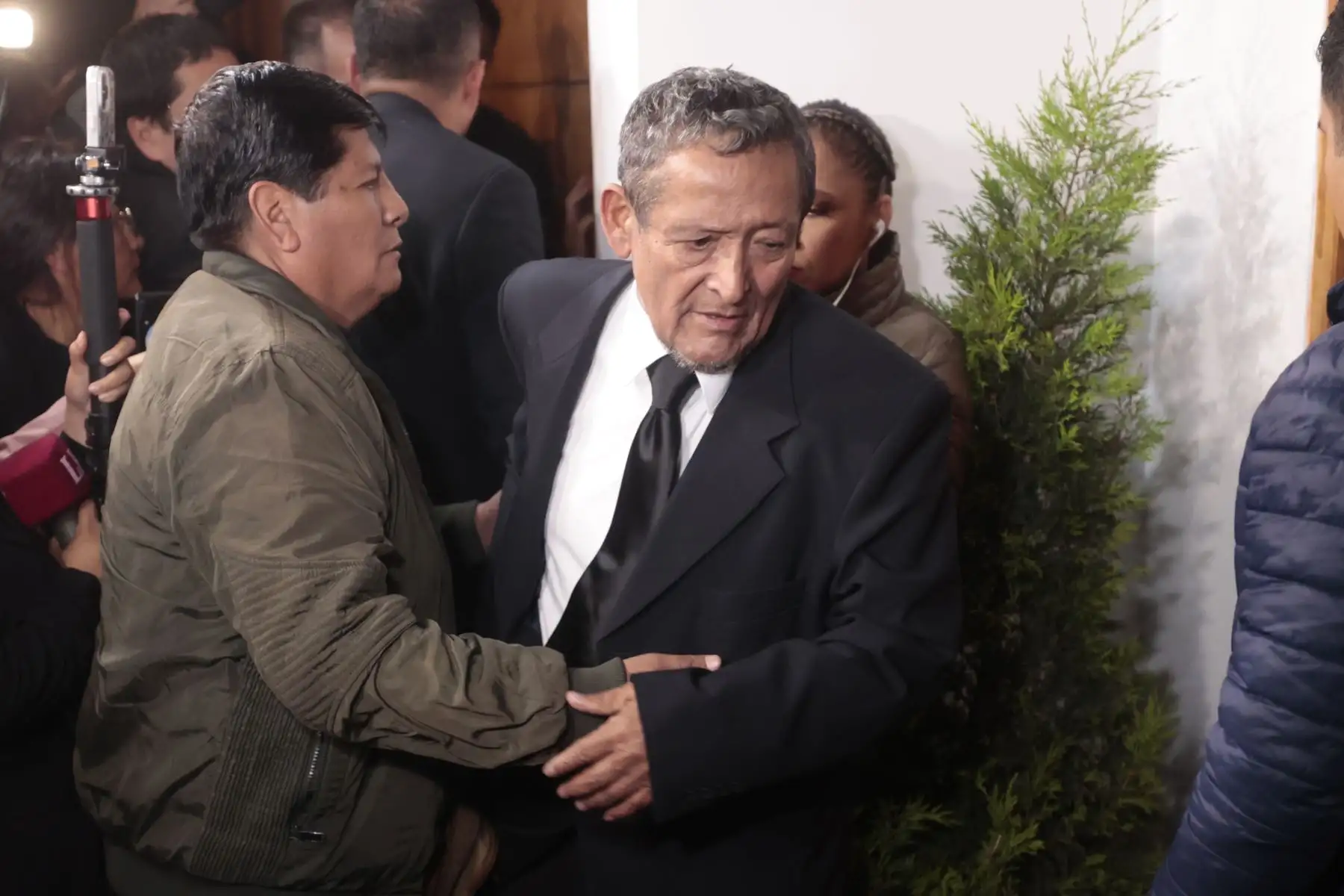 Absalón Vásquez acude a la vivienda de la lideresa de Fuerza Popular, Keiko Fujimori, en donde se encuentran los restos del expresidente de la República, Alberto Fujimori, quien falleció recientemente a los 86 años de edad. Foto: ANDINA/Vidal Tarqui