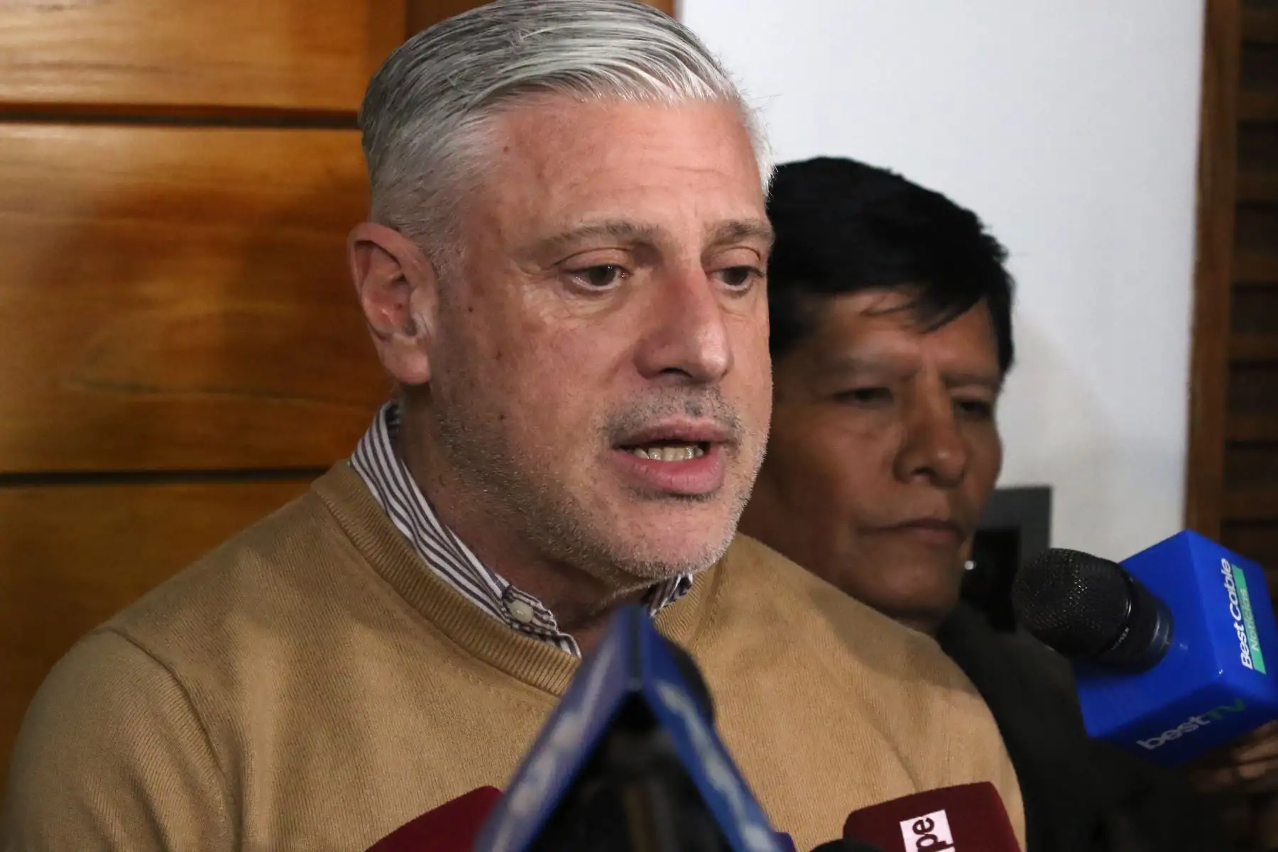 El médico Carlos Gutiérrez declara a la prensa desde la vivienda de la lideresa de Fuerza Popular, Keiko Fujimori, en donde se encuentran los restos del expresidente de la República, Alberto Fujimori, quien falleció recientemente a los 86 años de edad. Foto: ANDINA/Héctor Vinces