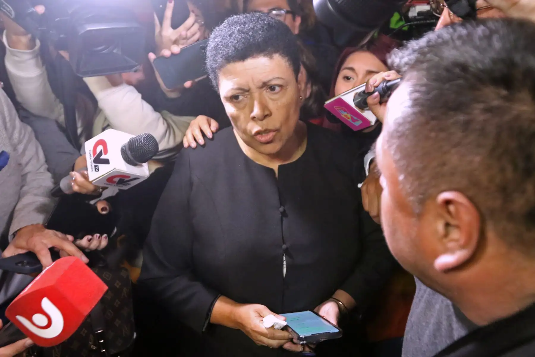 La congresista Martha Moyano acude a la vivienda de la lideresa de Fuerza Popular, Keiko Fujimori, en donde se encuentran los restos del expresidente de la República, Alberto Fujimori, quien falleció recientemente a los 86 años de edad. Foto: ANDINA/Héctor Vinces