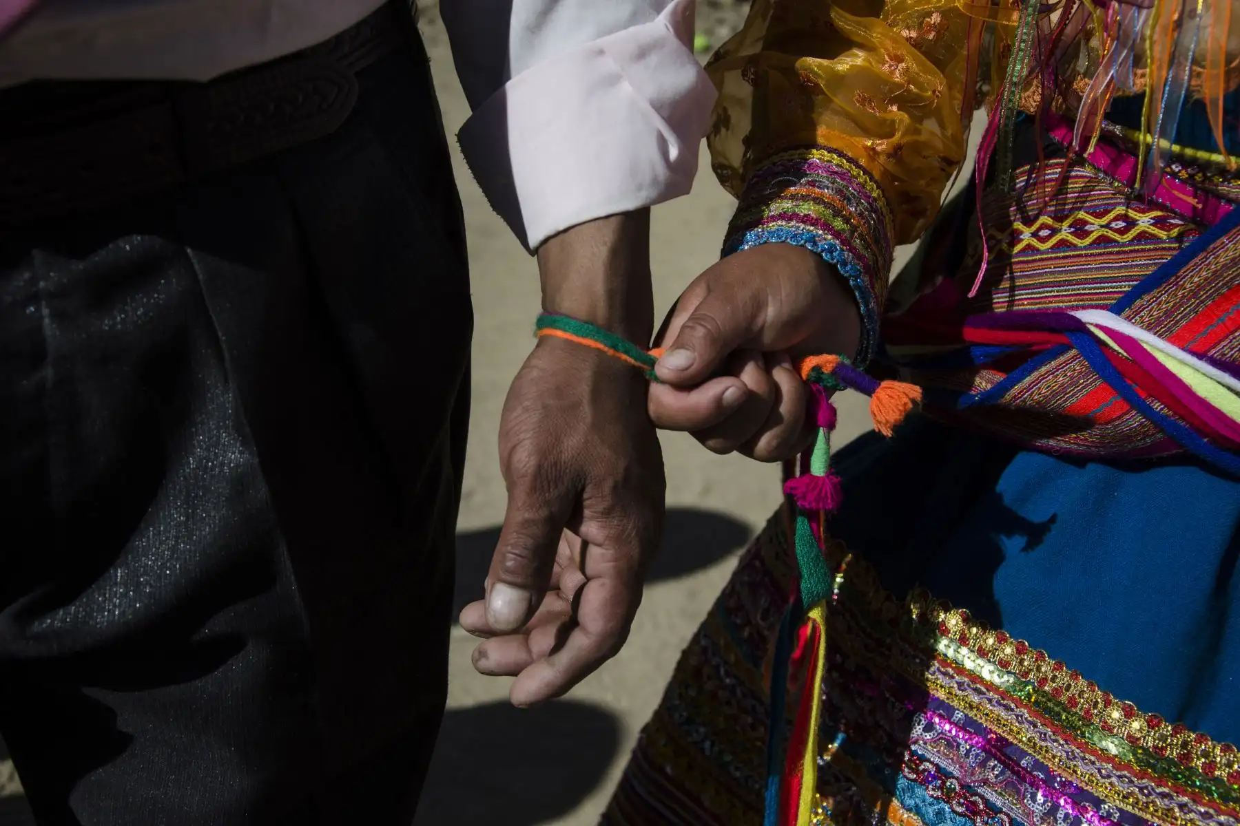 En el Warmi Ayllu que se celebra en el marco de la festividad de la Virgen de las Nieves y de San Isidro Labrador en Arequipa, los novios de uno de los centros poblados del distrito de Yanaquihua se casan bajo una presencia católica, pero también mantienen viva sus profundas y marcadas tradiciones prehispánicas. Foto: Cortesía: Edson Canaza