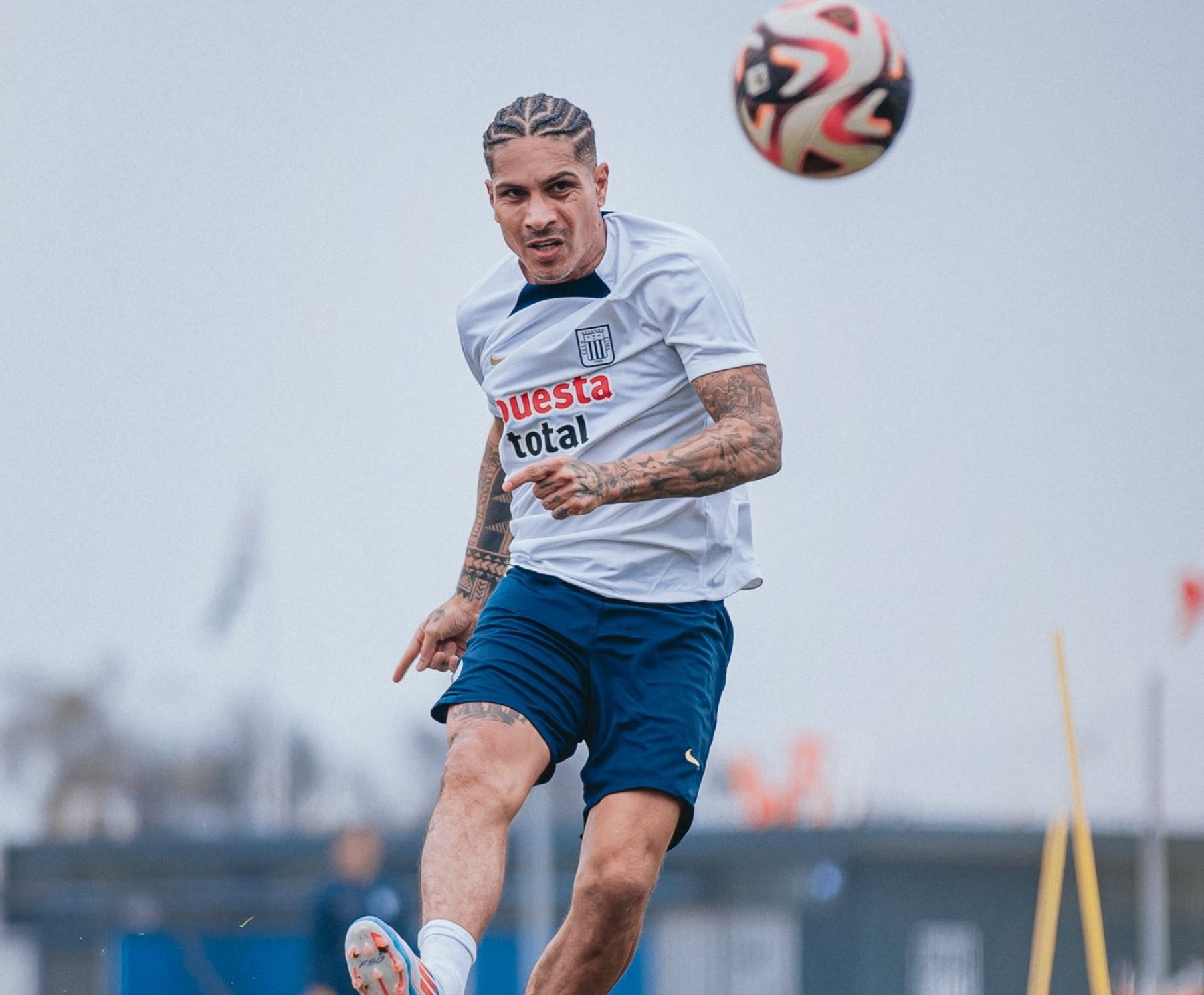 Paolo Guerrero alista su debut con Alianza Lima.