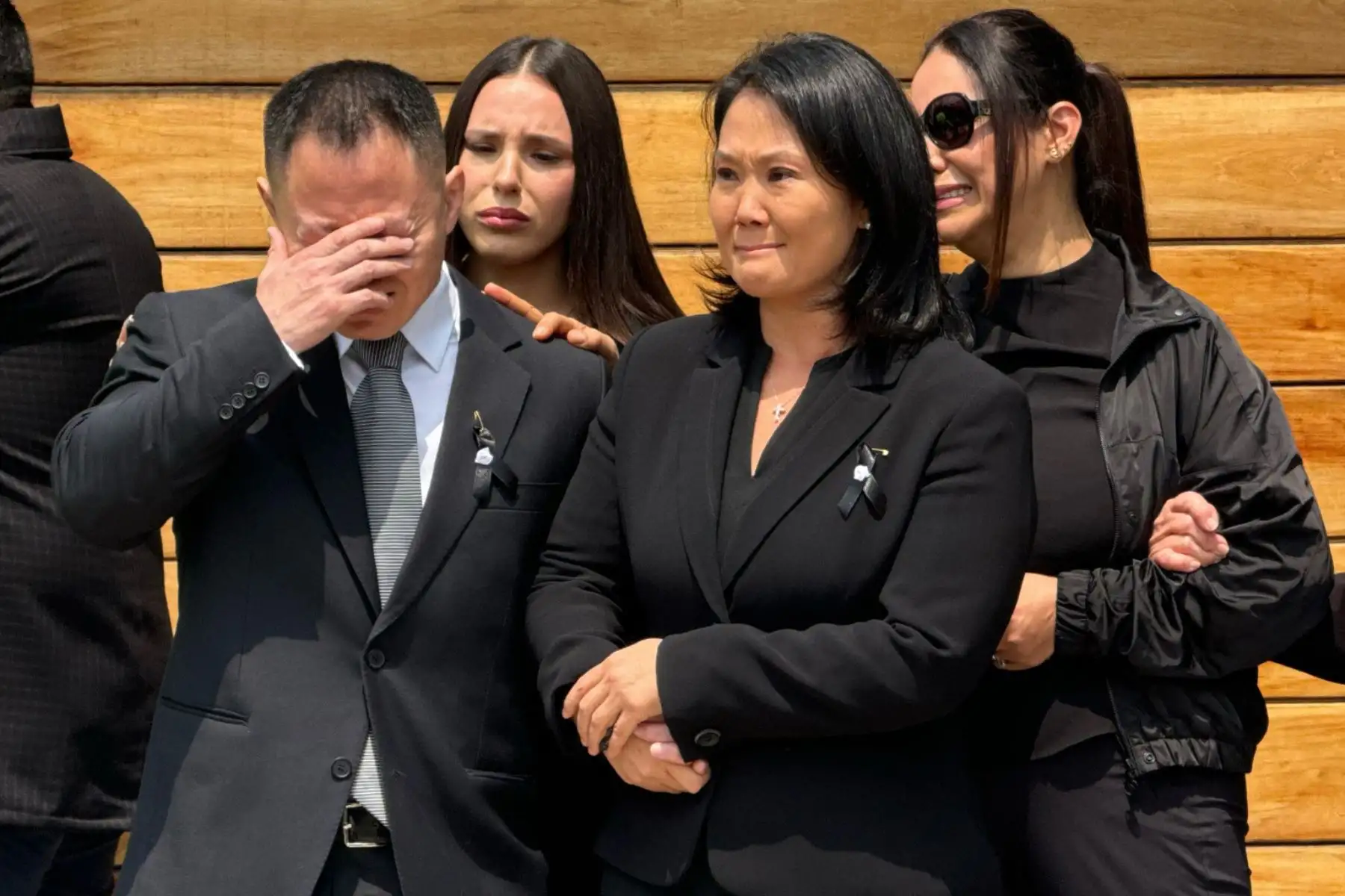 Keiko y Kenji Fujimori acompañan los restos del expresidente Alberto Fujimori que son trasladados en un cortejo fúnebre hacia el Ministerio de Cultura. Foto: ANDINA/ Daniel Bracamonte