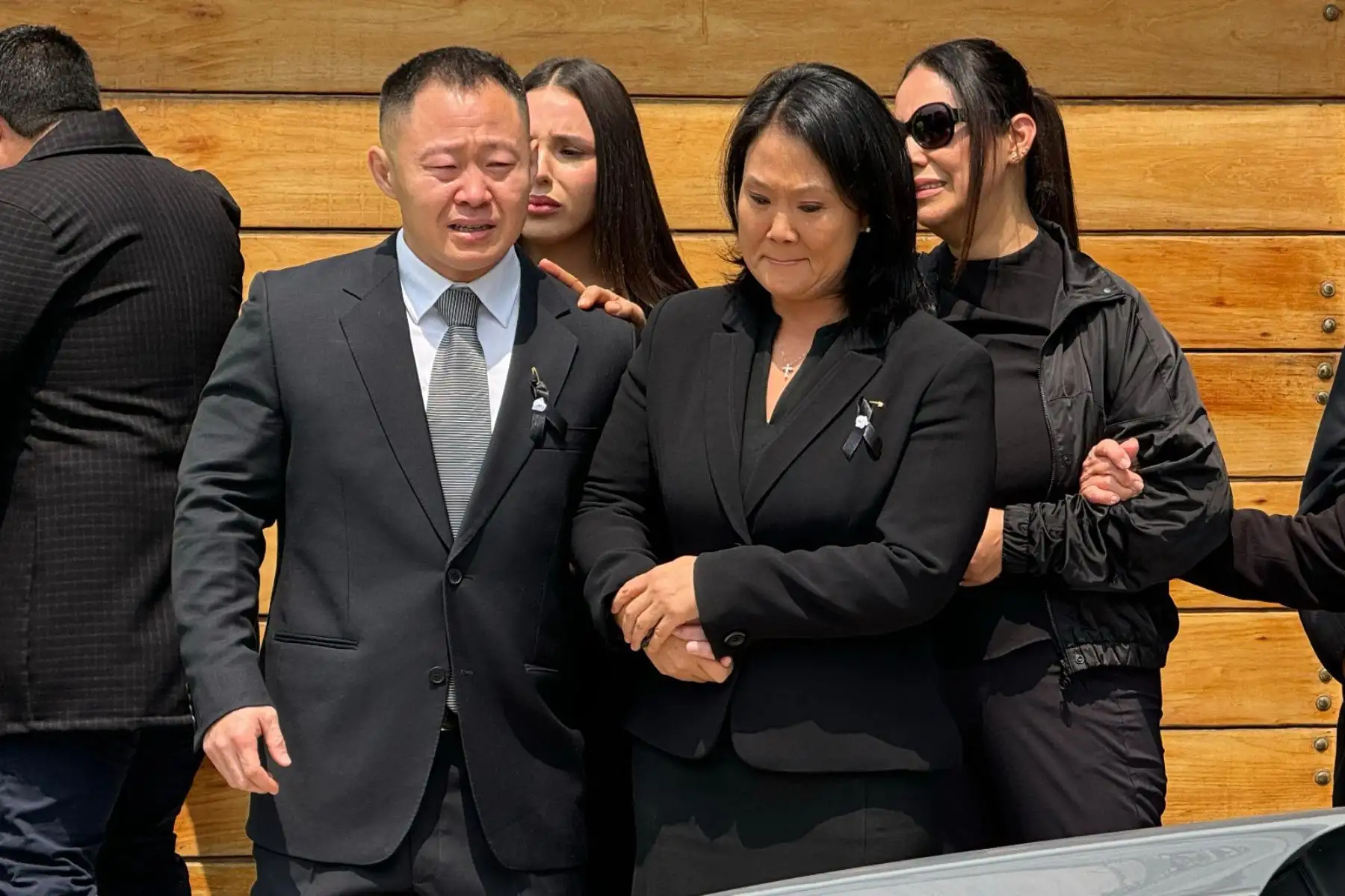 Keiko y Kenji Fujimori acompañan los restos del expresidente Alberto Fujimori que son trasladados en un cortejo fúnebre hacia el Ministerio de Cultura. Foto: ANDINA/ Daniel Bracamonte