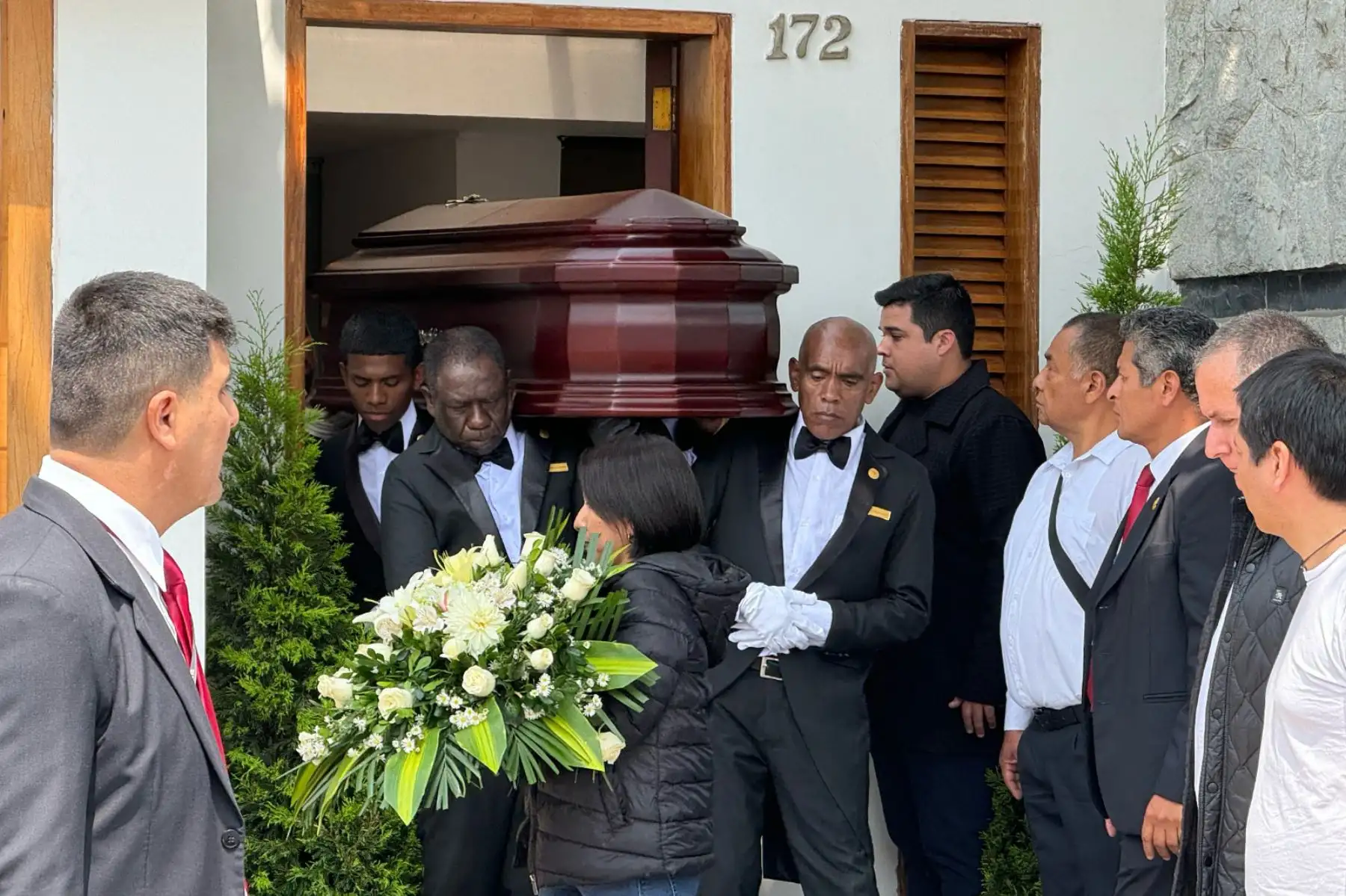 El cortejo fúnebre del expresidente Fujimori parte desde el domicilio de su hija Keiko hacia la sala Nazca del Ministerio de Cultura para el velatorio público. 
Foto: ANDINA/ Daniel Bracamonte