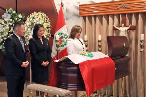 La presidenta de la república, Dina Ercilia Boluarte Zegarra, acude al velatorio del expresidente Alberto Fujimori, en el Museo de la Nación, para ofrecer sus condolencias a la familia. Foto: ANDINA/ Prensa Presidencia