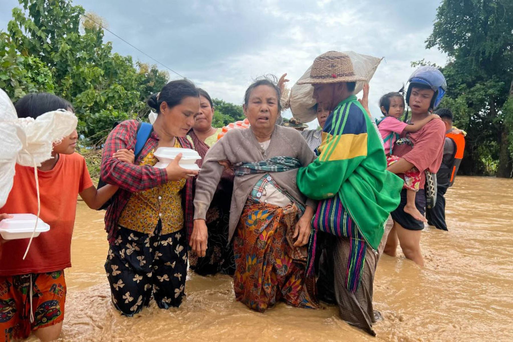 La policía ayuda a los residentes a superar las fuertes inundaciones en la ciudad de Pyinmana, en la región de Naypyidaw, Myanmar, el 13 de septiembre de 2024, tras las fuertes lluvias tras el tifón Yagi. Foto: AFP