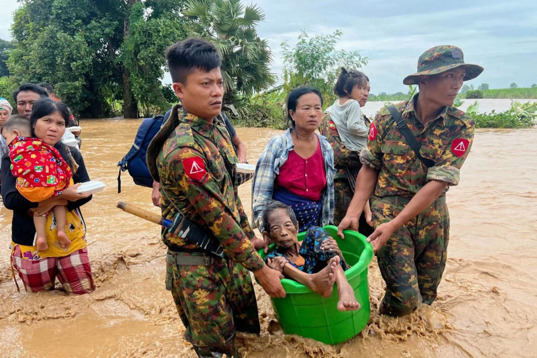 La policía ayuda a los residentes a superar las fuertes inundaciones en la ciudad de Pyinmana, en la región de Naypyidaw, Myanmar, el 13 de septiembre de 2024, tras las fuertes lluvias tras el tifón Yagi. Foto: AFP