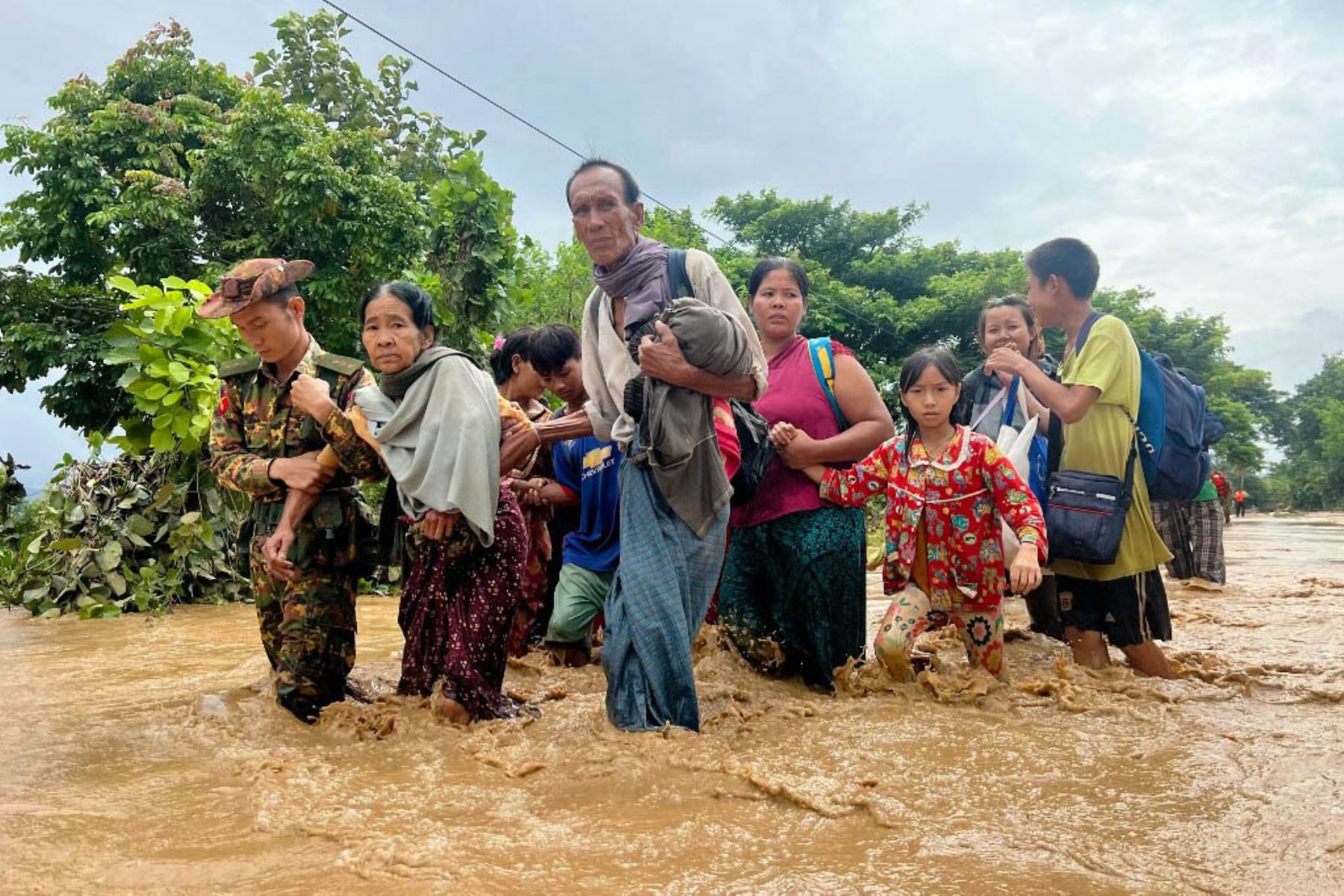 La policía ayuda a los residentes a superar las fuertes inundaciones en la ciudad de Pyinmana, en la región de Naypyidaw, Myanmar, el 13 de septiembre de 2024, tras las fuertes lluvias tras el tifón Yagi. Foto: AFP