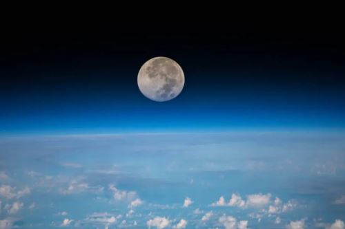 En la foto se ve la luna llena mientras la Estación Espacial Internacional orbita a 409 kilómetros (254 millas) sobre el océano Pacífico al noreste de Guam. Foto: NASA