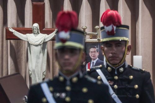 Simpatizantes del expresidente Alberto Fujimori continúan llegando al Ministerio de Cultura