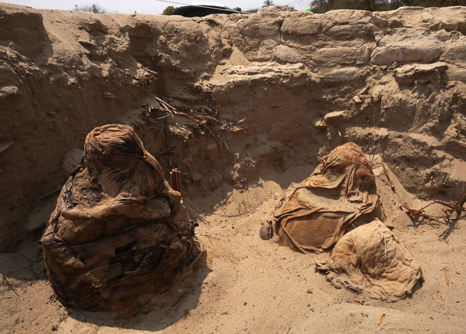 Un grupo de arqueólogos peruanos descubrió en Ica fardos funerarios de hace más de 800 años de antigüedad que pertenecen a la cultura Ika. El hallazgo se produjo en el sitio arqueológico Huacachina Seca. Foto: Genry Bautista