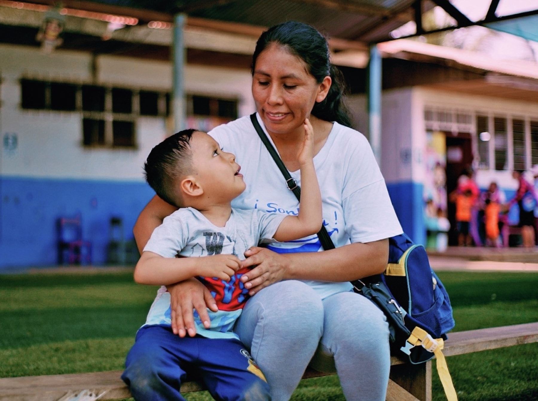 Conoce cómo Cuna Más transformó la vida de Magaly Quispe, una ejemplar madre y su hijo en Madre de Dios. Ella es voluntaria de dicho programa social y se prepara para ingresar a la Carrera Magisterial. ANDINA/Difusión